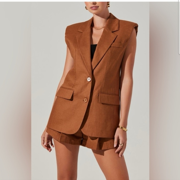 ASTR The Label Sleeveless Vest - Picture 2 of 6